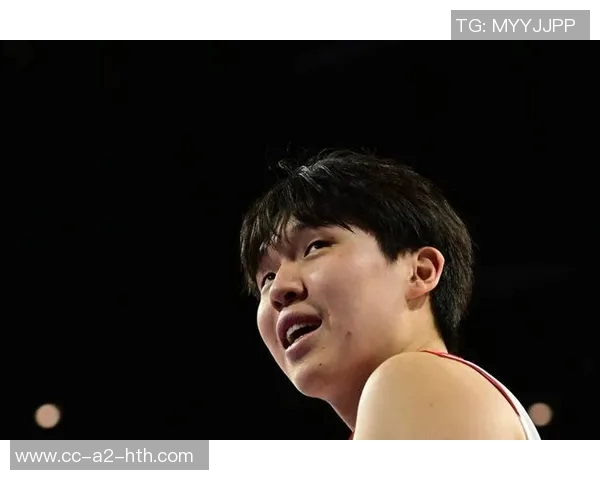 杨瀚森全力争抢后场篮板险被队友截胡展现拼搏精神